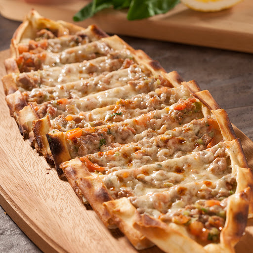 Kuşbaşılı Mantarlı Kaşarlı Pide